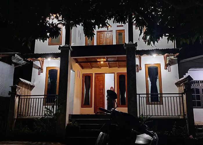 Town Guesthouse & Coffee Eatery